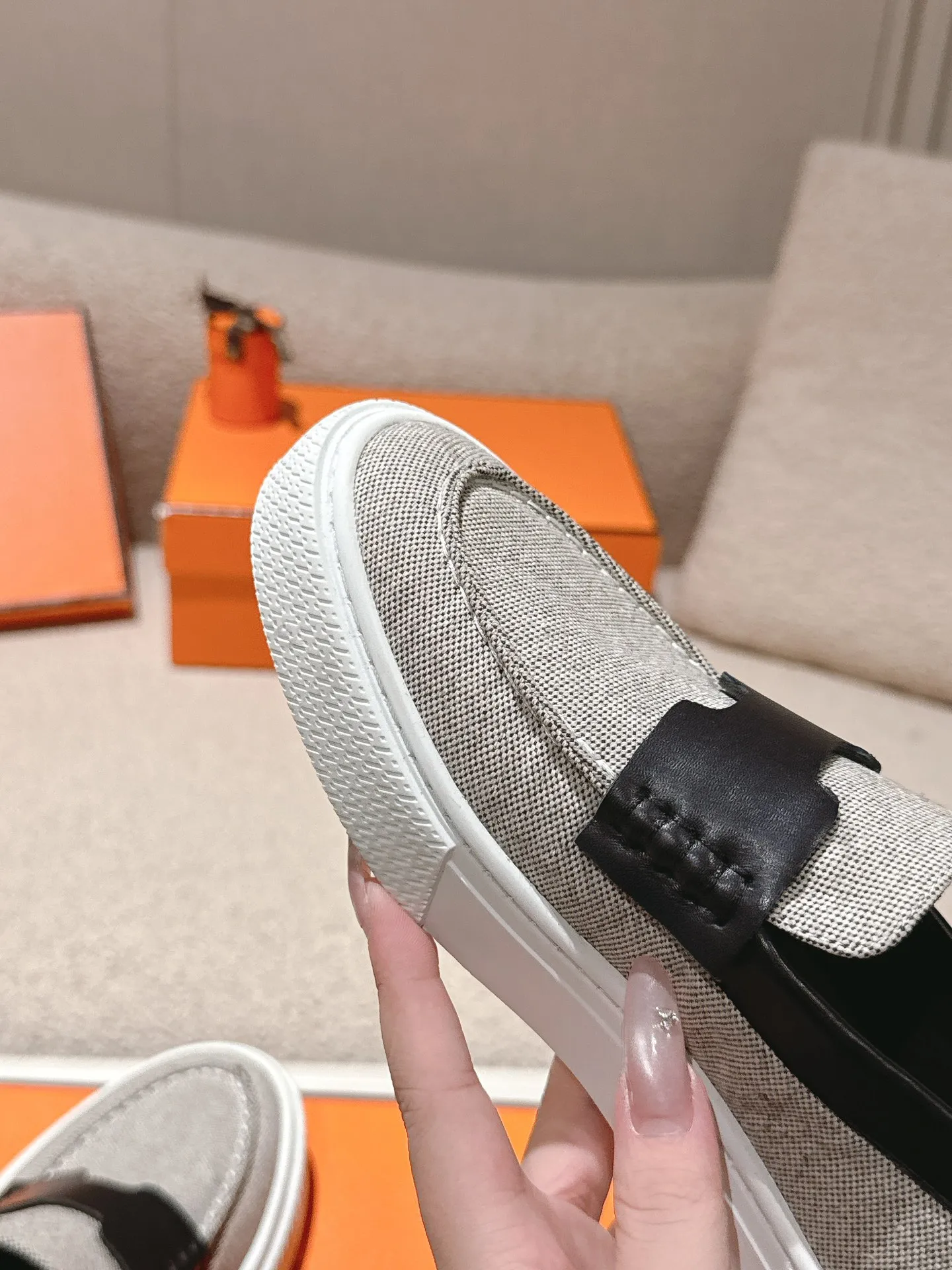 Men's men's shoes P620! Hermes# Thick Sole Couple Loafers These lace-up free sneakers in calfskin and washed denim feature signature "H" details. The design is simple and smooth, creating a fashionable urban look. It is comfortable and versatile. H family classics are not outdated, and the delivery counter is beautifully packaged🛍📦 Fabric: Original customized washed denim/first-layer cowhide Lining: Imported soft sheepskin Sole: Original open-molded anti-slip TPU material Size: 35-45